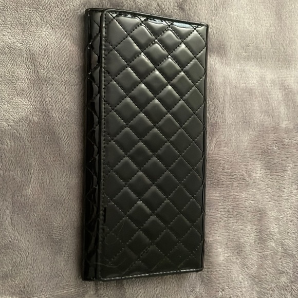 Handbags - Super cute black clutch!